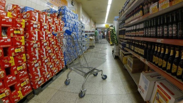 Rede de supermercados é condenada a pagar indenização de R$30 mil a trabalhadora assediada sexualmente por gerente