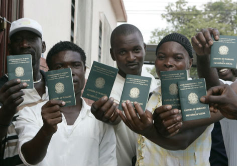 43 mil haitianos podem obter visto de permanência apenas com certidão traduzida de nascimento ou casamento