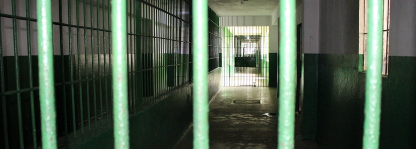 Advogado denunciado por facilitação de regalias a presos continua proibido de frequentar presídios
