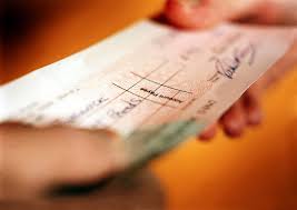 Banco é condenado a indenizar por depositar cheque antes do prazo acordado