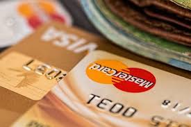 Falha em serviço de cartão de crédito no exterior gera dever de indenizar